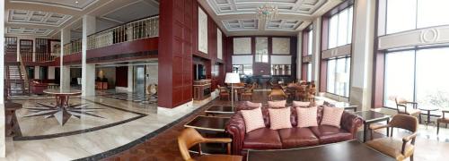 Ein Sitzbereich in der Unterkunft Hotel Greenberry Narkanda