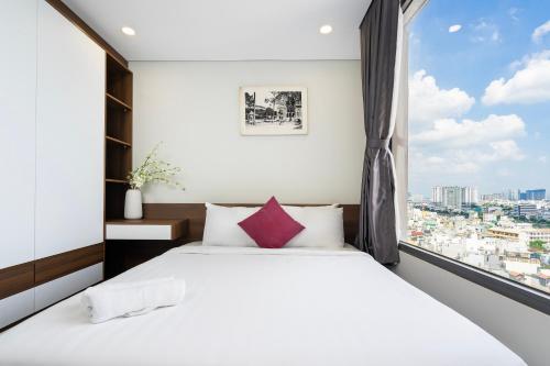 Postel nebo postele na pokoji v ubytování Louisa Vinh Hoi Apartment