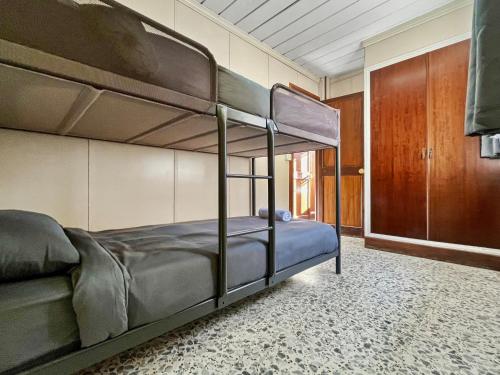 a bedroom with two bunk beds in a room at Villa San Patricio I Piscina Privada I Jacuzzi Spa I BBQ I PS5 I Aire Acon I 3000m2 I 5min-Centro in Jerez de la Frontera