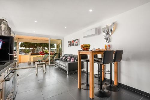 une cuisine et un salon avec une table et des chaises dans l'établissement Village Naturiste R4N - Le FrenchK-iss Port Nature, au Cap d'Agde