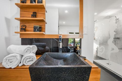 une salle de bain avec un lavabo et des serviettes sur un comptoir dans l'établissement Village Naturiste R4N - Le FrenchK-iss Port Nature, au Cap d'Agde