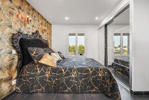 - une chambre avec un grand lit escamotable dans l'établissement Village Naturiste R4N - Le FrenchK-iss Port Nature, au Cap d'Agde