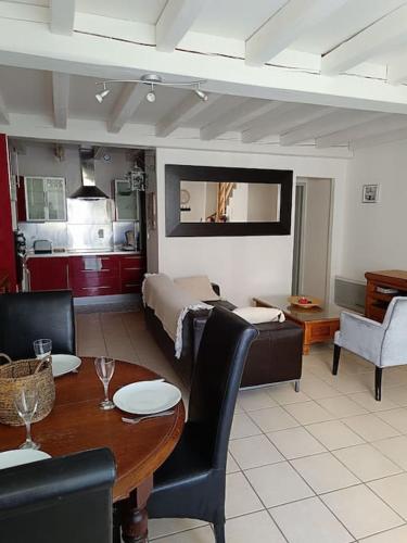 un salon avec une table et une chambre dans l'établissement Maison de ville en pierre, à Mescoulès