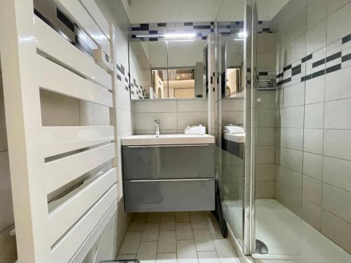 une salle de bain avec un lavabo et une douche dans l'établissement PGH N23 - Golf, Piscine, Grande terrasse, Parking, à La Grande Motte