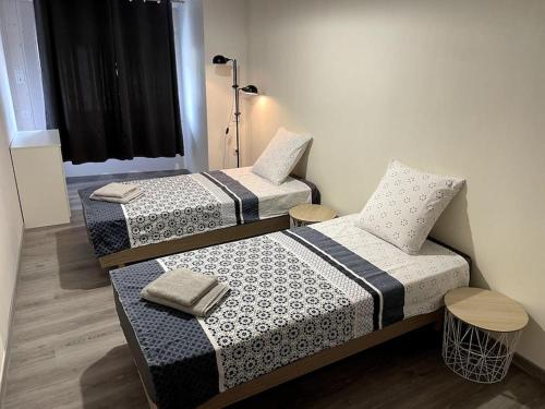 Ένα ή περισσότερα κρεβάτια σε δωμάτιο στο Maison au coeur du village