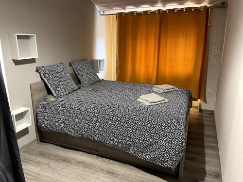 Ένα ή περισσότερα κρεβάτια σε δωμάτιο στο Maison au coeur du village