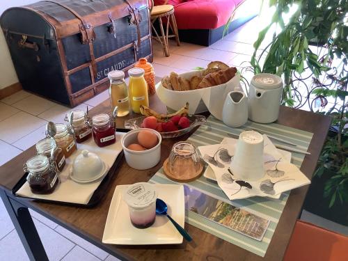 une table avec un petit-déjeuner composé d'œufs et d'un bol de fruits dans l'établissement Le Cheval Blanc, à Serres
