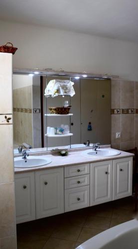Ένα μπάνιο στο Chambre d'hôtes La Pinede