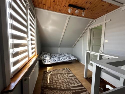 Habitación pequeña con cama en habitación con ventana en 7 Stron Świata, en Augustów