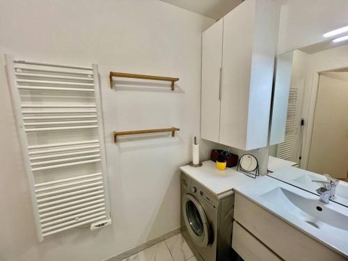 une cuisine avec une machine à laver et un évier dans l'établissement Modern Stylish Secure 2BR Near Paris private Parking, à Rueil-Malmaison