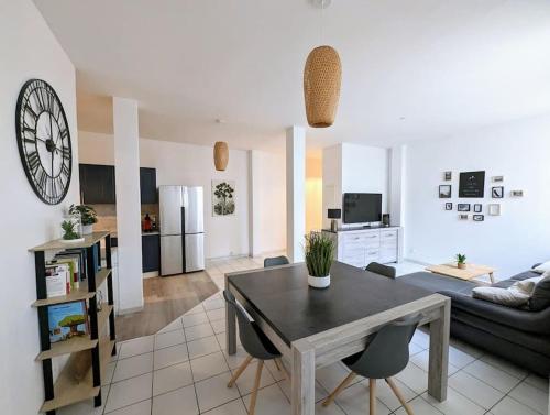 un salon avec une table et un canapé dans l'établissement Le Cotti, à Béziers