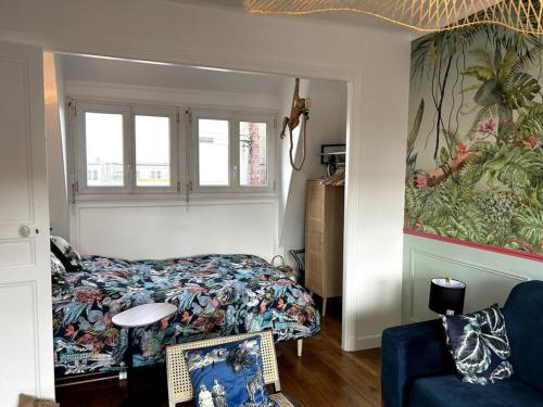 une chambre avec un lit, une fenêtre et un canapé dans l'établissement Studio Neuf, Calme, Lumineux, 8e etage, à Paris