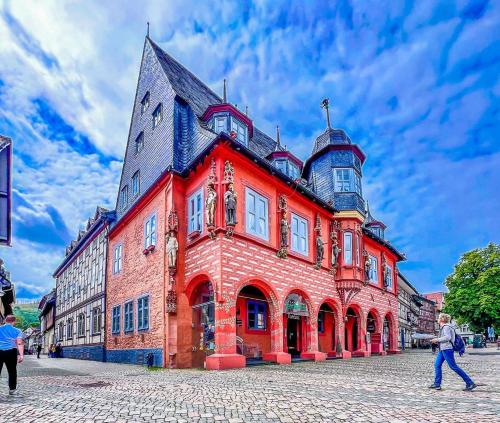 a large red brick building on a street at Moderne Altstadt Apartments - Marktplatznähe- ruhige zentrale Lage - Natur&Kultur in Goslar