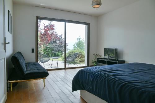 Postel nebo postele na pokoji v ubytování Superbe villa avec piscine intérieure, sauna, jacuzzi et salle de sport