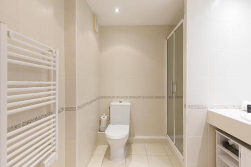 une salle de bain avec toilettes, douche et lavabo dans l'établissement Fleury Home YourHostHelper, à Cannes