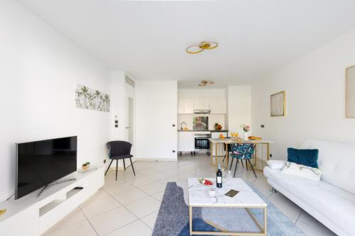 un salon avec un canapé et une table dans l'établissement Fleury Home YourHostHelper, à Cannes