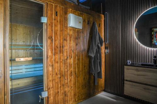 Koupelna v ubytování Superbe villa avec piscine intérieure, sauna, jacuzzi et salle de sport