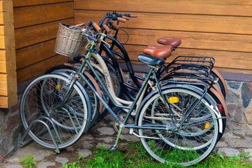 two bikes are parked next to a wall at Ptasi Dom — Saunowisko w Kępie in Świeszyno