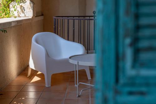 une chaise et une table dans une pièce dans l'établissement Le Chateau de Blauzac, à Blauzac