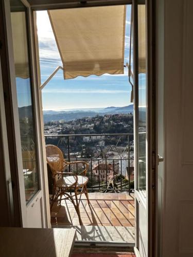 - un balcon avec une table et une chaise dans l'établissement COULEUR PARFUM - VUE MER avec Balcon PARKING GRATUIT, à Grasse
