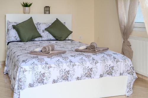 una camera da letto con un letto con asciugamani sopra di The Olive House a Dhíkella