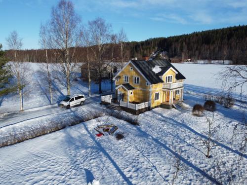 an aerial view of a house in the snow at Ferienhaus Björkebo in Stöllet