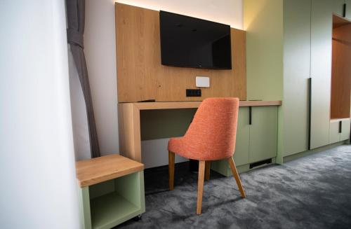 a room with a desk and a chair and a tv at Akademis CUT Zabok in Zabok