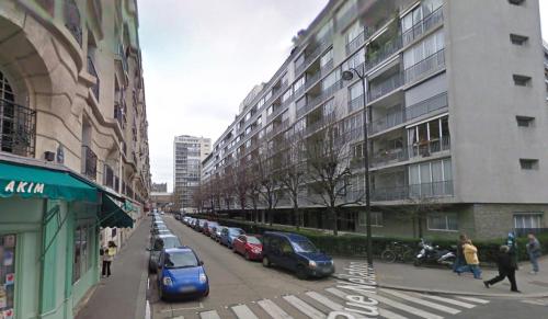 une rue de la ville avec des voitures garées à côté de grands bâtiments dans l'établissement Prêt à usage & Commodat 13 Finlay RDC- 30 nuitées minimum - Salarié mobilité ou étudiant stagiaire, à Paris