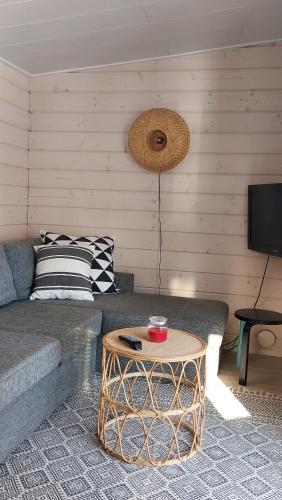 un soggiorno con un divano e un tavolo di Glamping & Floating Sauna a Rejböle