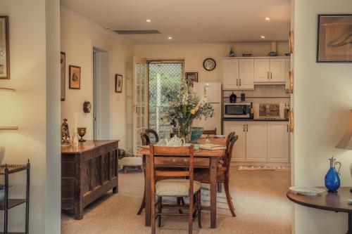 Kuchyň nebo kuchyňský kout v ubytování Koolyangarra Cottage Adelaide Hills