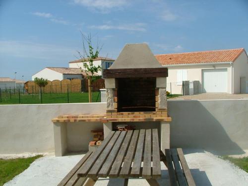- un barbecue sur le côté de la maison dans l'établissement maisons 6 personnes Royan piscine couverte, à Saint-Georges-de-Didonne