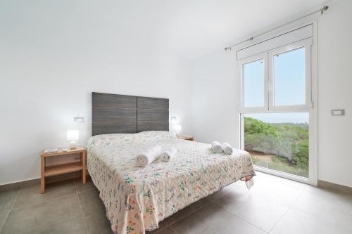 una camera da letto con un letto con due asciugamani sopra di Firenze a Lloret de Mar