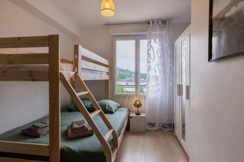 Ένα ή περισσότερα κρεβάτια σε δωμάτιο στο Bleu rivage F3 bord de l'Allier - parking gratuit - 2 étoiles