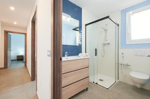 un bagno con doccia, lavandino e WC di Firenze a Lloret de Mar