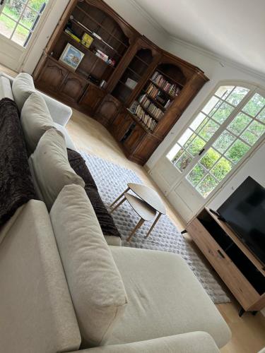 ein Wohnzimmer mit Sofa und Fernseher in der Unterkunft Domaine Happyness en Ardèche in Le Teil