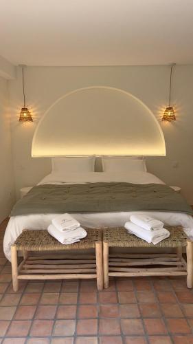 une chambre avec un lit avec deux serviettes dessus dans l'établissement Mas de Faviérette, gîte Les Voûtes et gîte La Terrasse, à Sabran