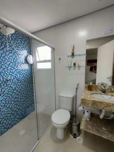 une salle de bain avec toilettes, douche et lavabo dans l'établissement CASA EM CONDOMÍNIO ARBORIZADO PERTO DA PRAIA Confortável e Espaçosa, à São Sebastião