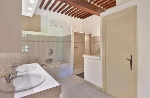 une salle de bain blanche avec deux lavabos et une douche dans l'établissement Chambre d'hôtes Les Temps Heureux, à Callian