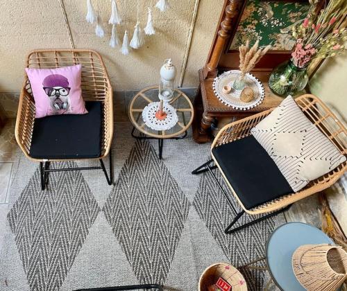 une pièce avec des chaises et un oreiller avec un chien dans l'établissement Maison face au moulin Giverny, à Vernon