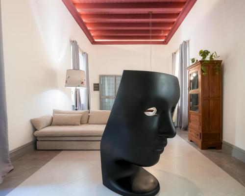 una statua dalla testa nera in un soggiorno di Palazzo Santa Ninfa - Luxury Mansion a Palermo