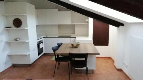 a kitchen with a table and chairs in a room at Cà da moae 1 in Chiavari