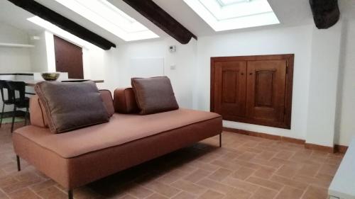 a living room with a couch and a wooden door at Cà da moae 1 in Chiavari