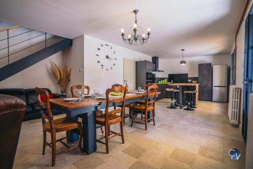une salle à manger avec une table et des chaises dans l'établissement Superbe mas provençal rénové-Idéal famille, à Vers-Pont-du-Gard