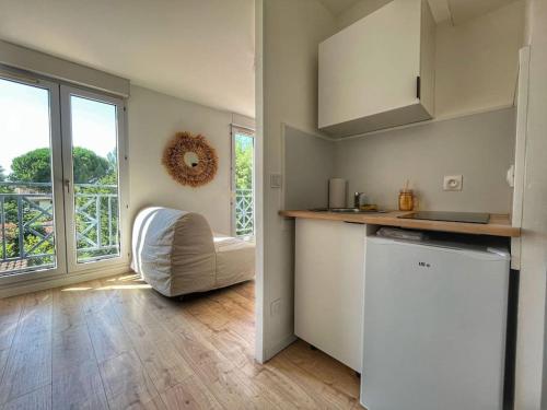 - une cuisine avec un comptoir et une chaise dans une pièce dans l'établissement Studio refait à neuf avec parking, à Toulouse