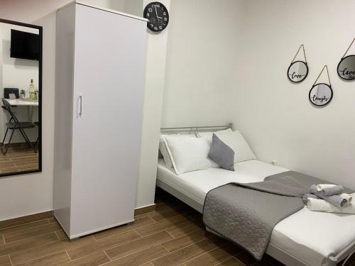 a bedroom with a bed and a clock on the wall at Paul’s Houses in Drama