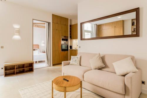 un salon avec un canapé et une table dans l'établissement Un architecte en voyage, à Paris