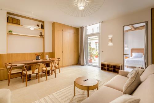 un salon avec un canapé et une table dans l'établissement Un architecte en voyage, à Paris