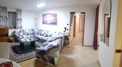 a living room with a couch and a table at Casa Alessio in Sicina