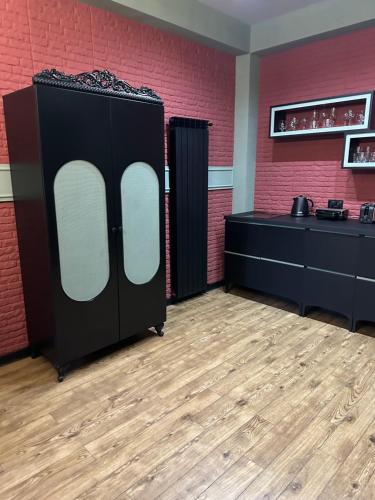 una stanza con un muro di mattoni rossi con due specchi di Corner in old Tbilisi a Tbilisi City