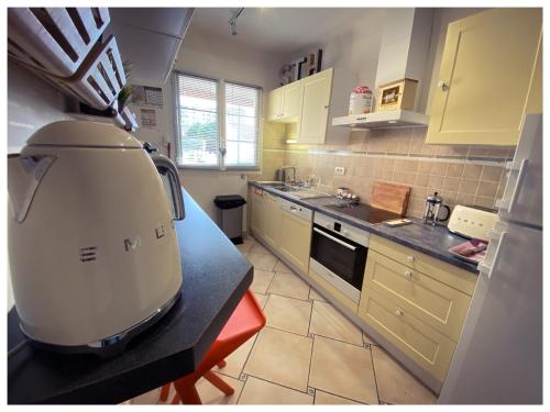 une cuisine avec un appareil blanc sur un comptoir dans l'établissement Zen et Cosy - Plage à Pieds - Villa tout confort, à Saint-Hilaire-de-Riez